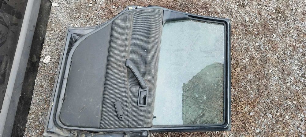 Задный левый дверь