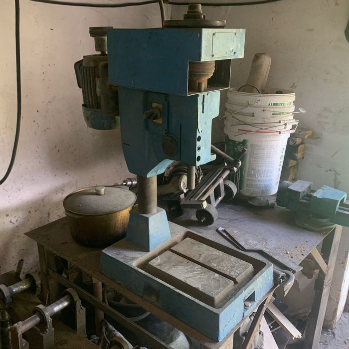 Сверло с теском на столе