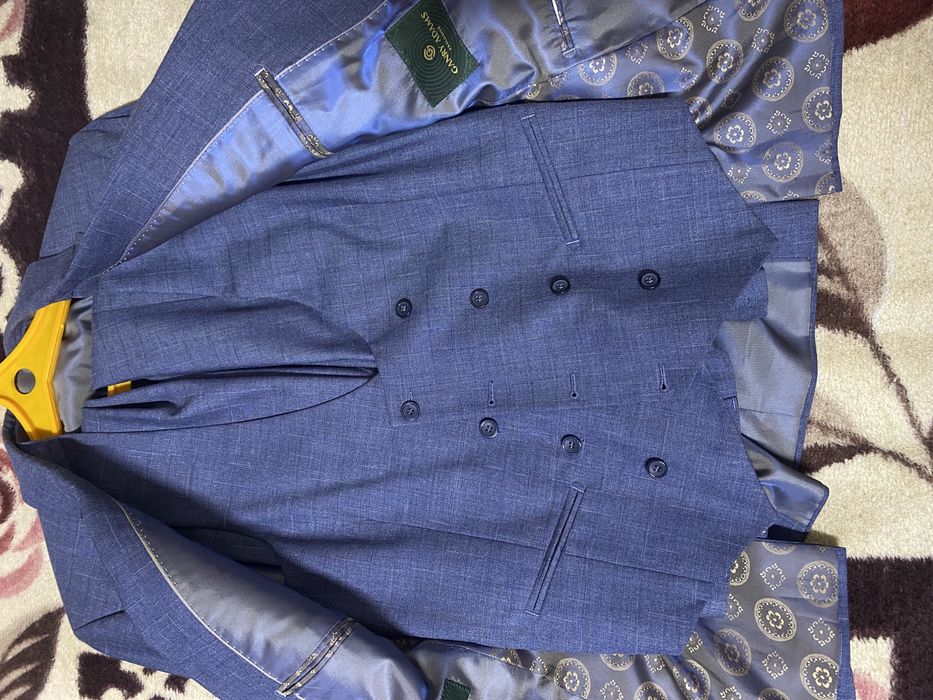 синий костюм тройка