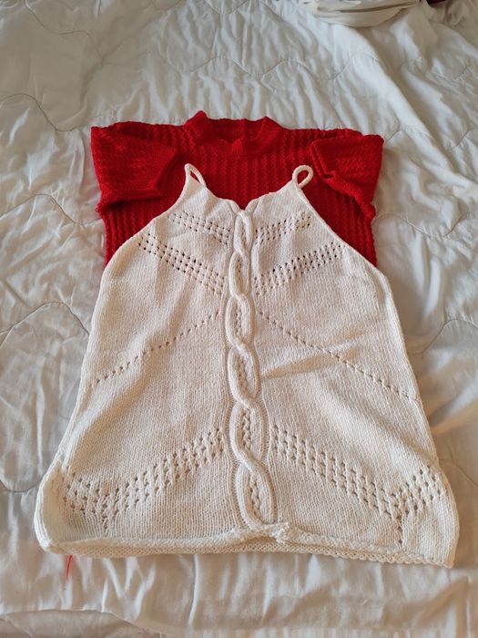 Две плетени блузи