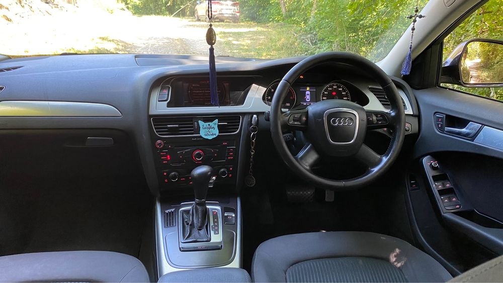 Vând urgent Audi A4 b8 volan pe dreapta pret 2000  de euro fix