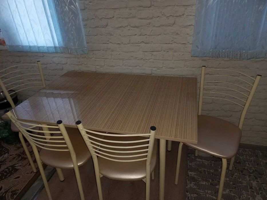 Кухонный стол и 4 стула
