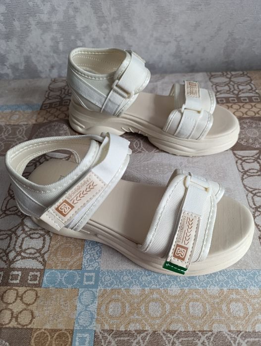 Продам босоножки новые
