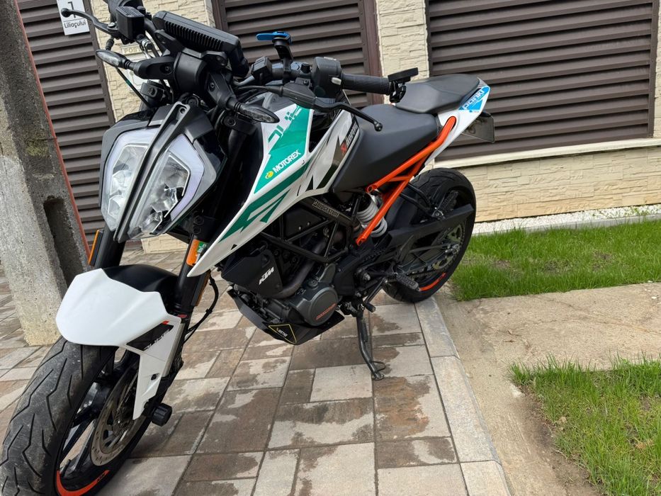 Vând KTM duke 125 edition
