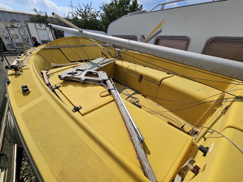 Vând barca velier mic