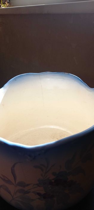 Продам антикварную фарфоровую жардиньерку