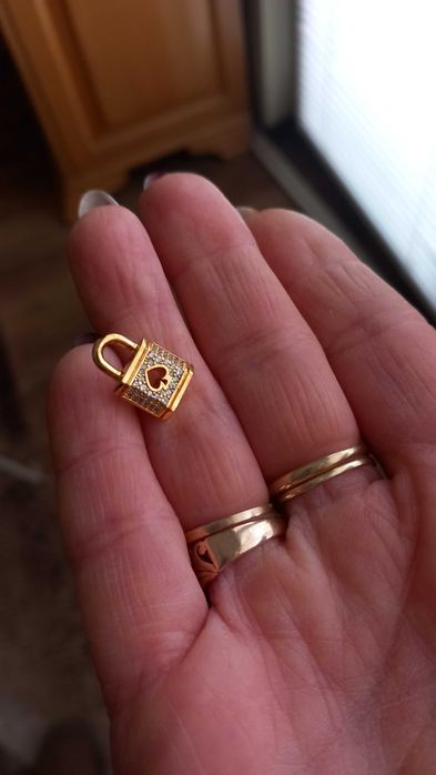 Обеци.  катинарче