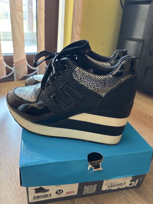 Дамски обувки с платформа