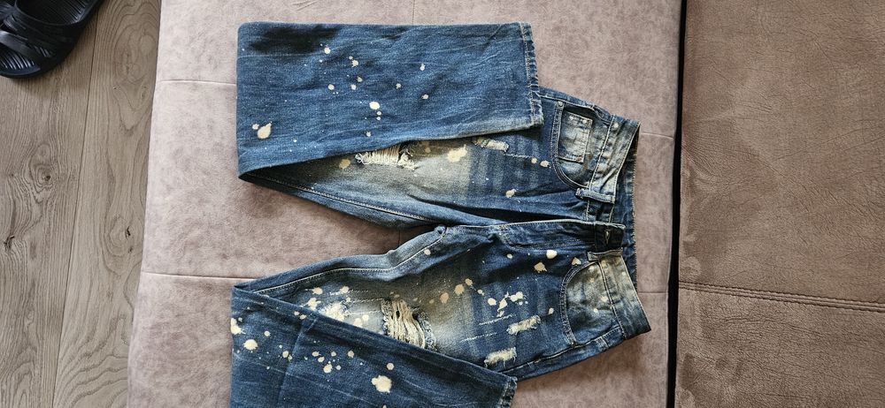 Чисто нови  юношески дънки в син цвят.