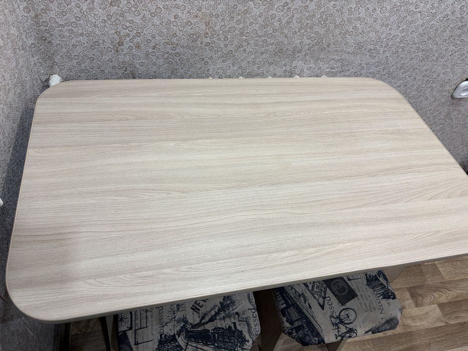 Обеденная зона (стол + 4 стула)