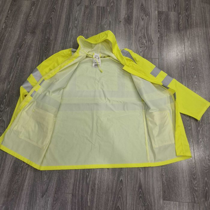 Дождевик с капюшоном