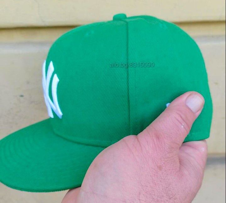 Раперска шапка с козирка.