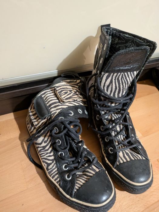 Ghete converse marinea 39 pret 100 lei, au fost folosite fosrte putin.