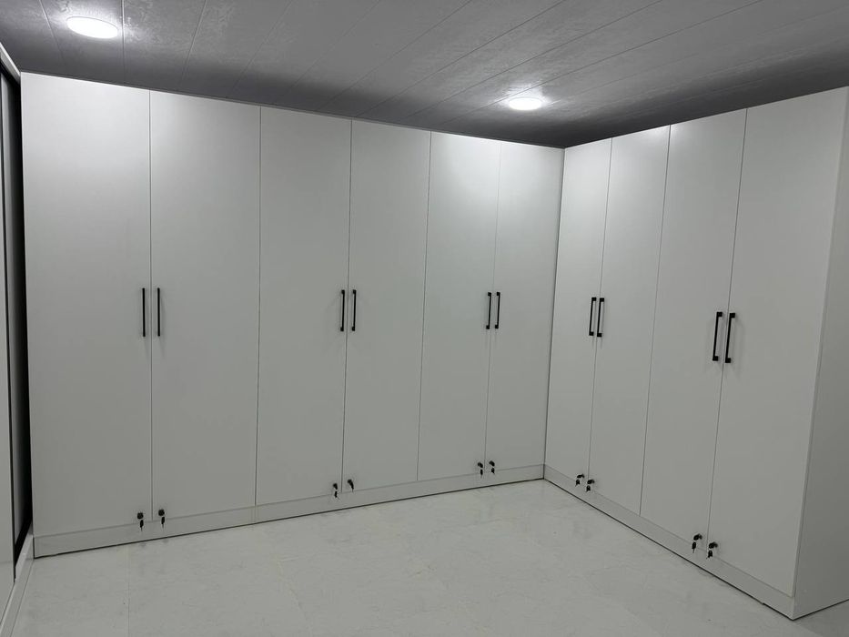 Yotoqxona uchun zamonaviy mebellar to'plami.