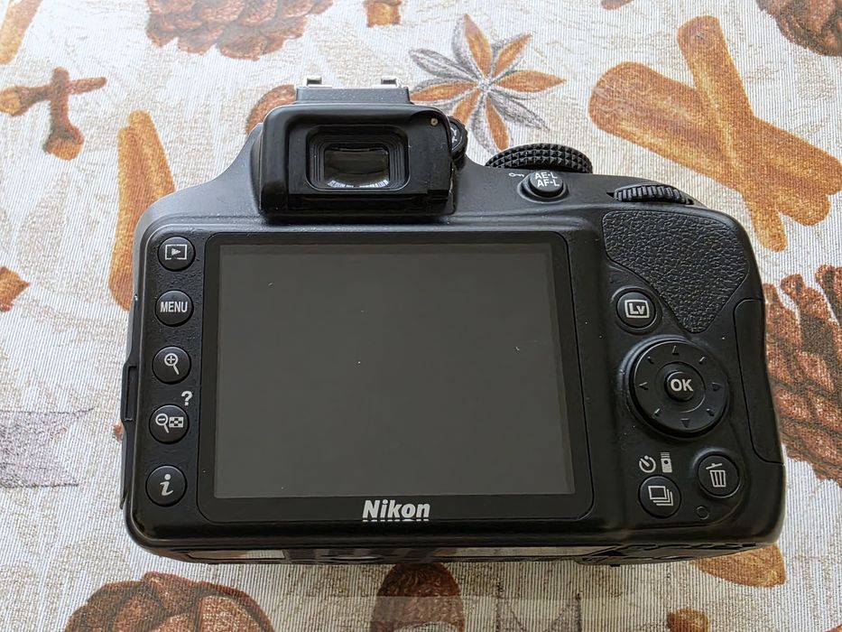 Vând nikon D3400  cu obiectiv de kit 18-55 mm