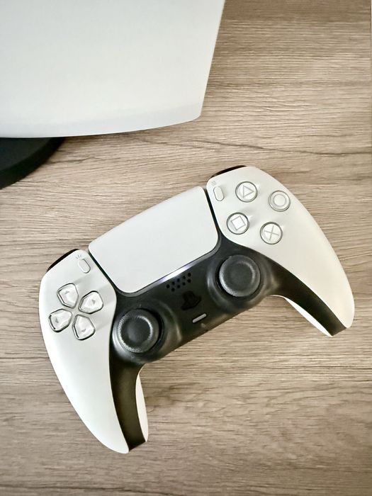 PlayStation 5 (PS5) Disc версия – отлично състояние, пълен комплект