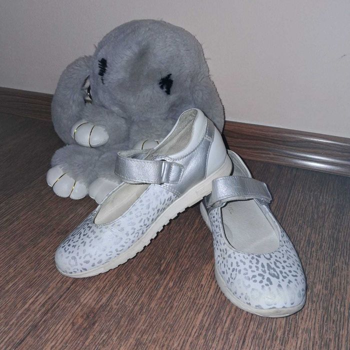 Продам туфли и кросовки для девочки