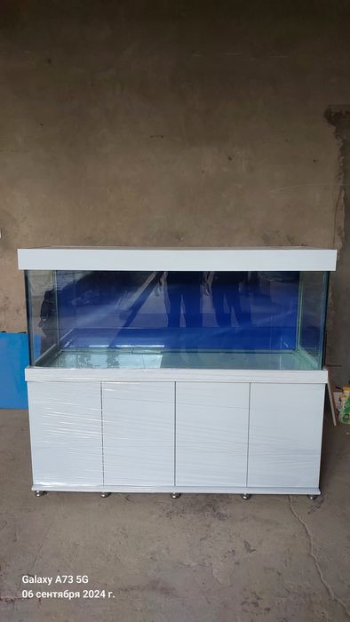 Akvarium sotiladi razmer 150 sm uzunligi eni 45 sm boyi 65 sm Tumbasi