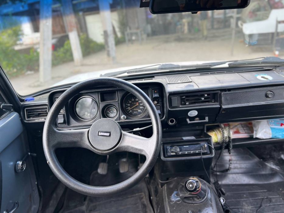 Vaz 2105 sotadi.