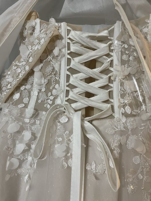 Булчинска рокля с орнаменти