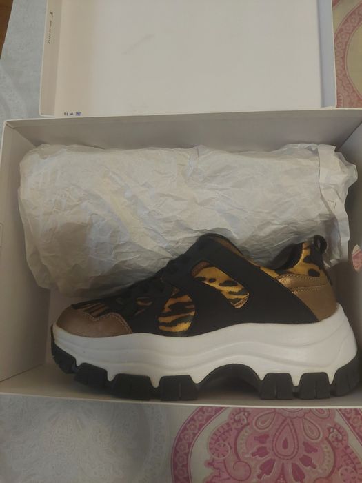 Guess оригинални сникърси.