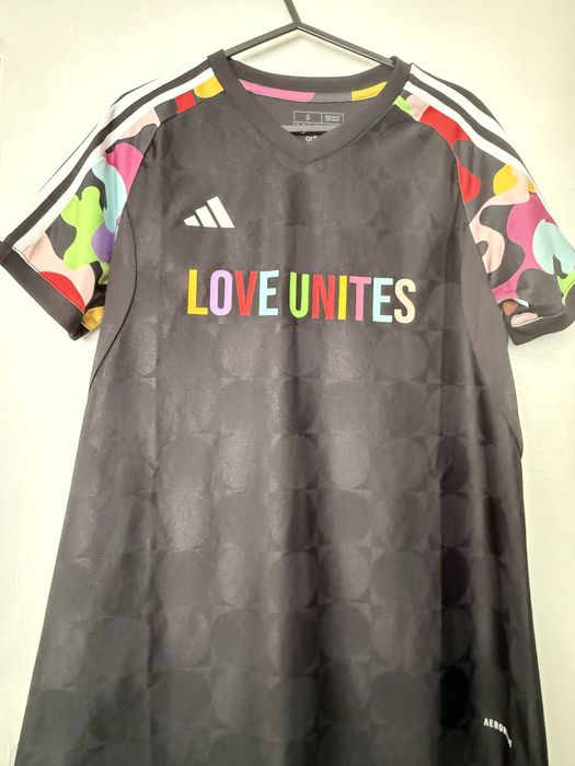 Adidas Pride тениска - love unites