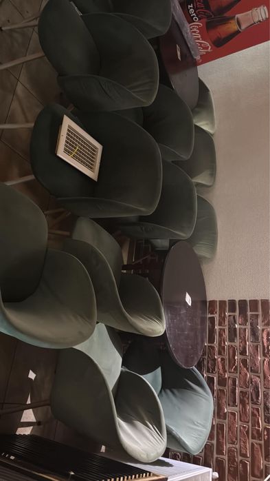 Scaune bar , masa rotunda