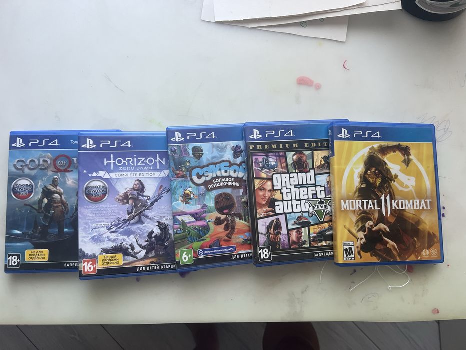 Продам PlayStation 4  pro 1 ТБ + 2 геймпада + 5 игр