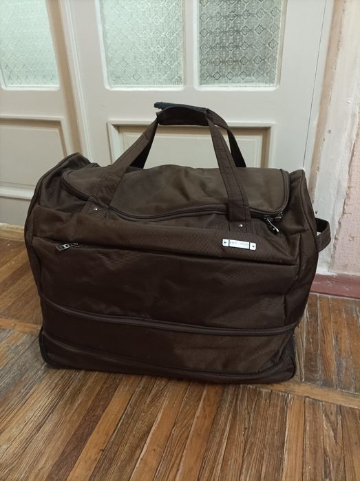 Сумка-чемодан с ручкой на колесах