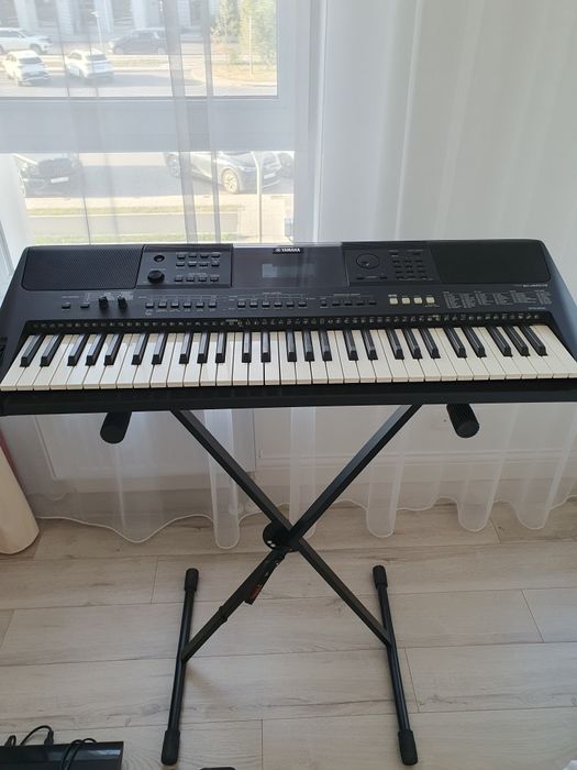 Синтезатор Yamaha PSR-E453 + прочная стойка Quick-A