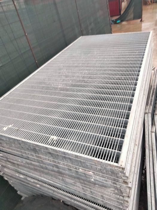 Trepte metalice și grătare galvanizate la diferite dimensiuni debitam
