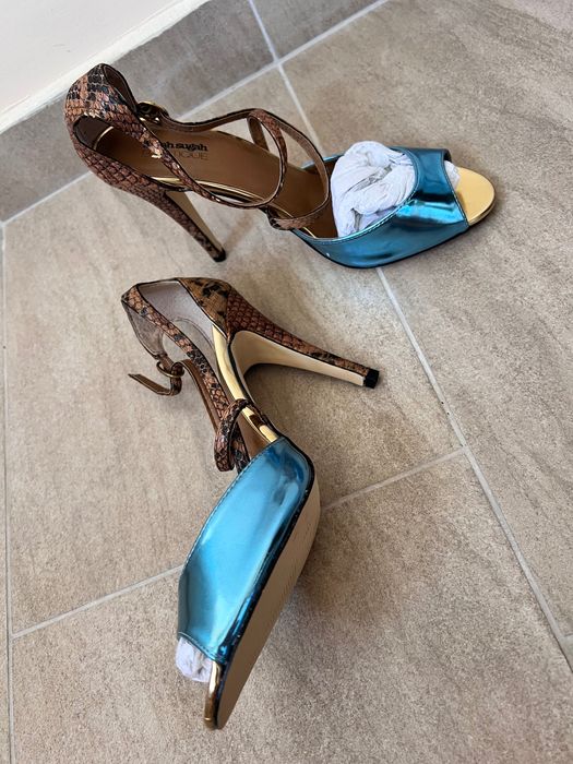 ЧИСТО НОВИ Елегантни високи обувки в синьо и змийски принт