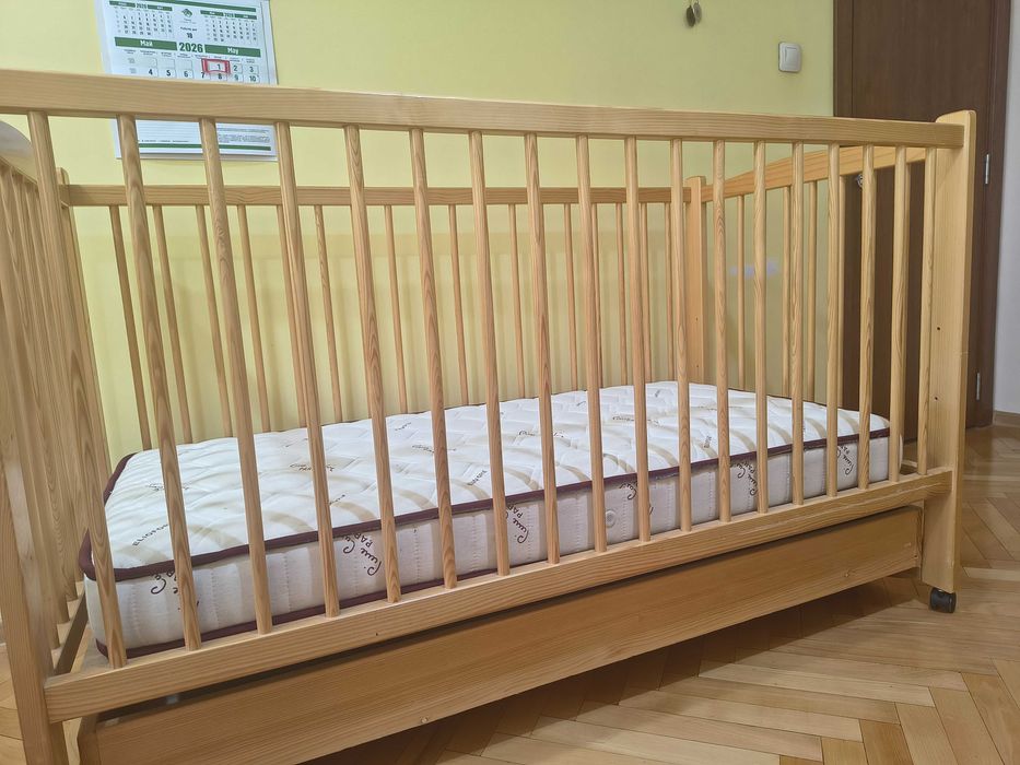 Продавам детско креватче