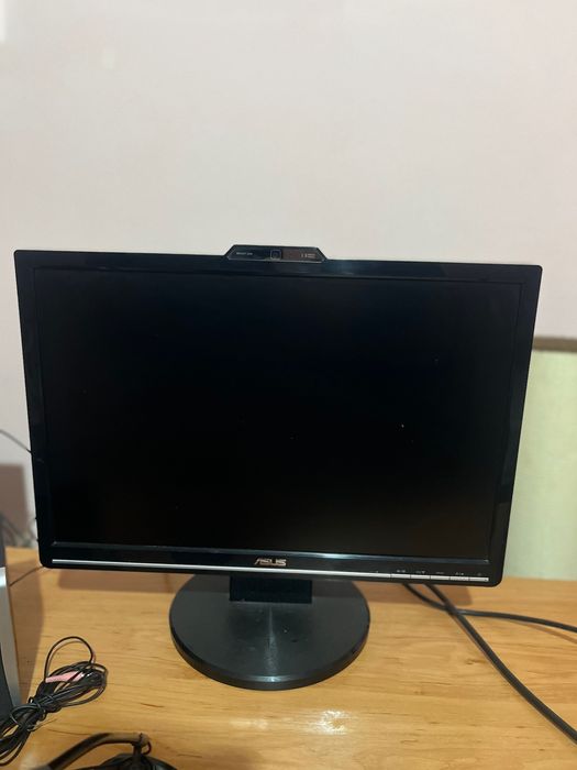 Компютър-пълен комплект готов за ползване +бюро