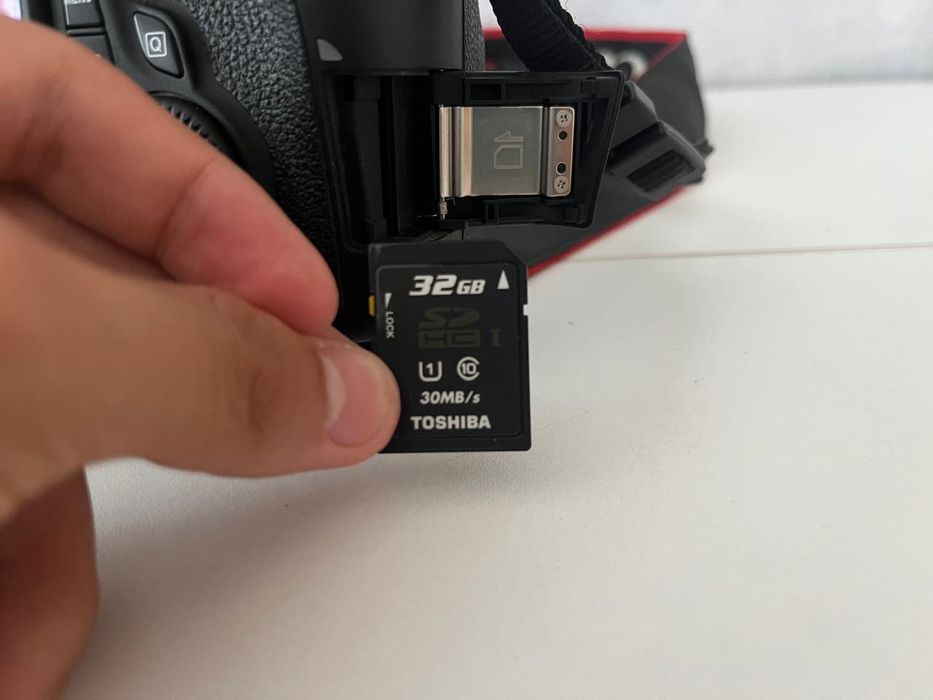 Фотоаппарат Canon EOS60D с встроенным вспышкой