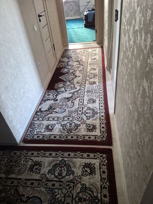 Продаю стол со стульями и паласы