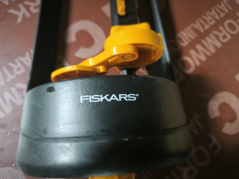Метална разпръсквачка за градина | Fiskars