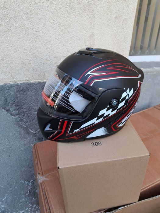 Черна модуларна каска за мотор с очила