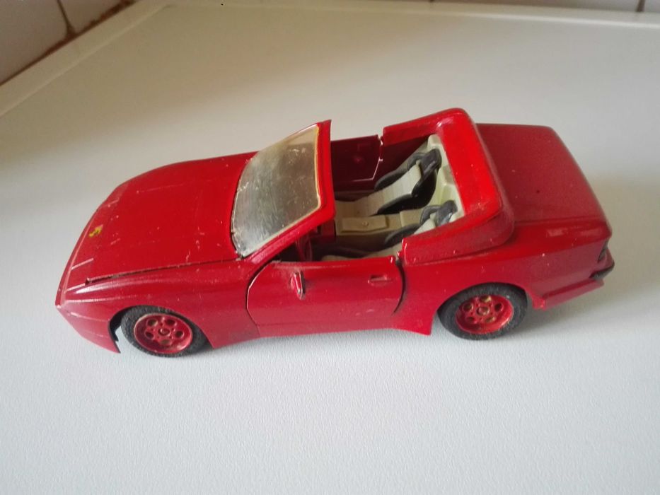 Метална количка и лот пощенски картички.