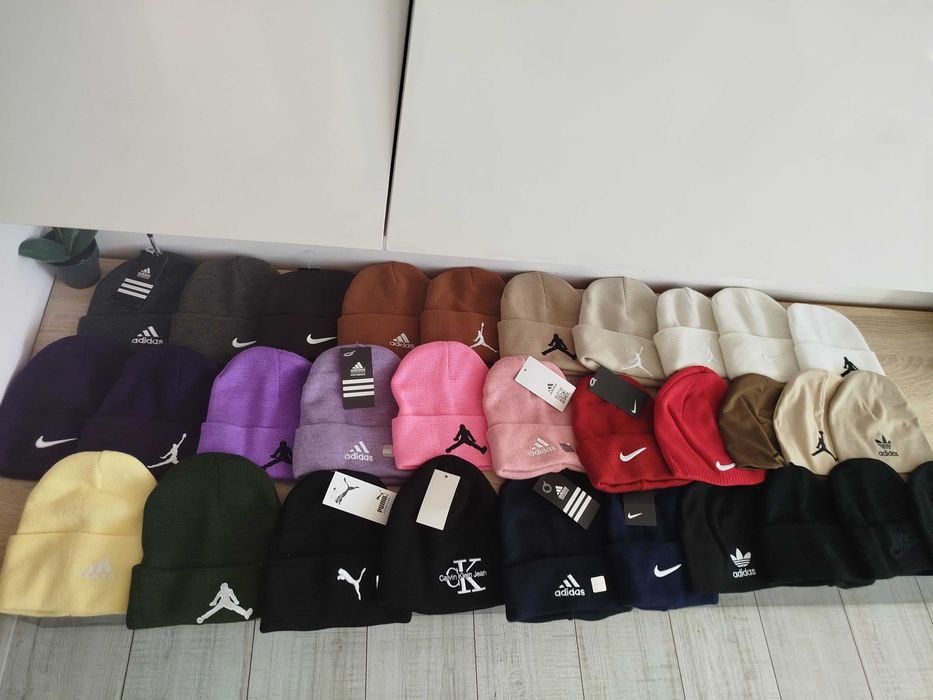 Căciuli dama/bărbat diferite culori preț pe bucata