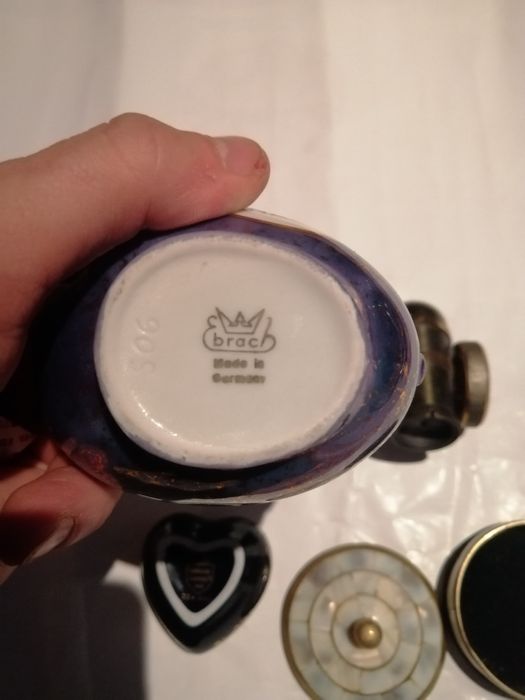 Vând decorative metalice și porțelan model vechi