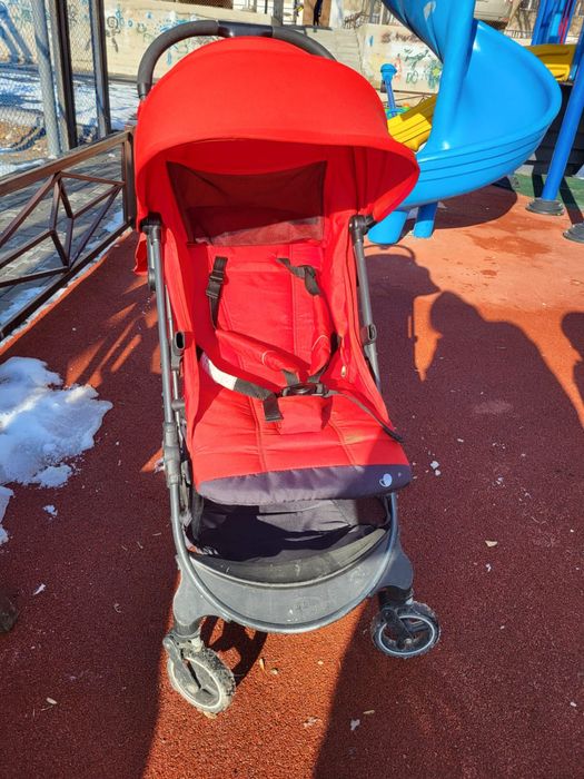 Детская красная коляска