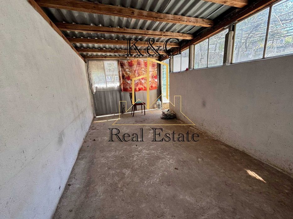 Двуетажна тухлена на гредоред къща в кв " Житница "