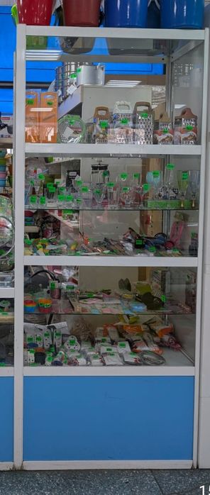 Продам торговое оборудование,витрины.