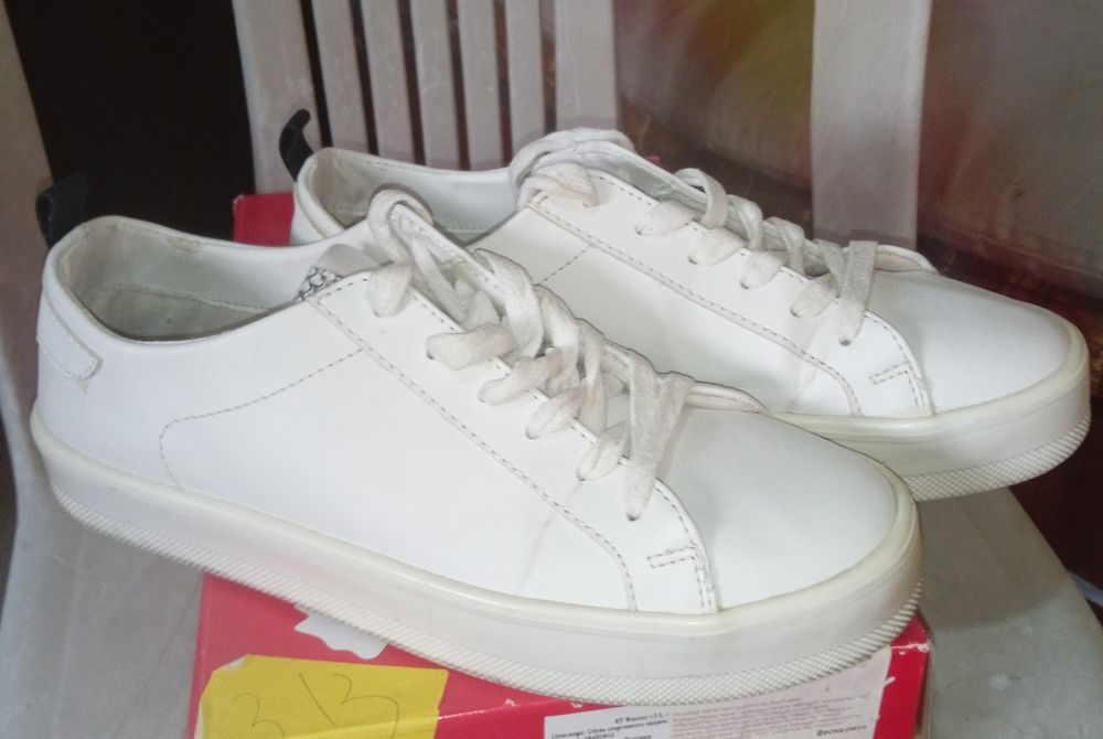 Продам кроссовки. Оригинал. Размеры 36-37. 4 пары.