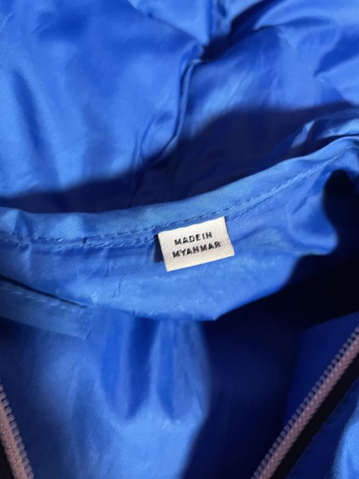 Geaca de ploaie albastra