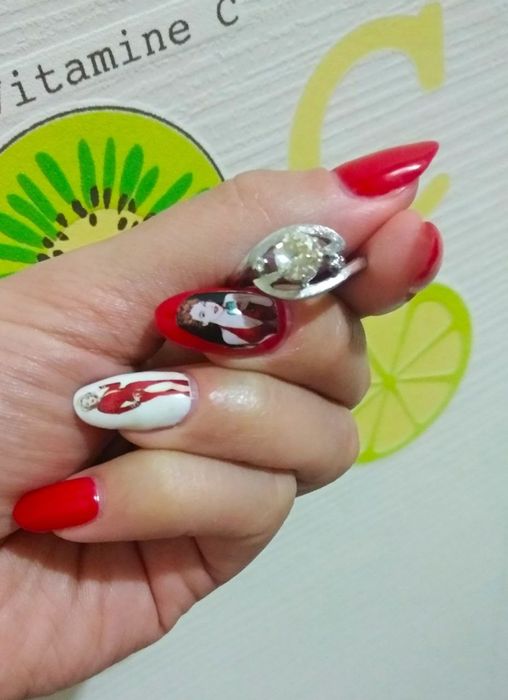 Золотое кольцо с бриллиантами.