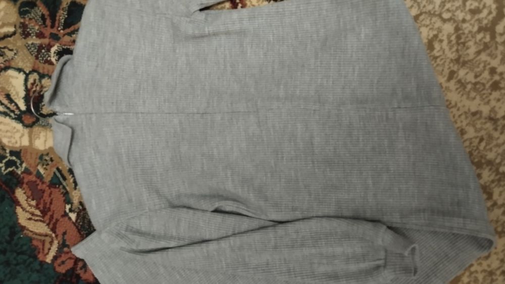 Платье вязанное серое в рубчик