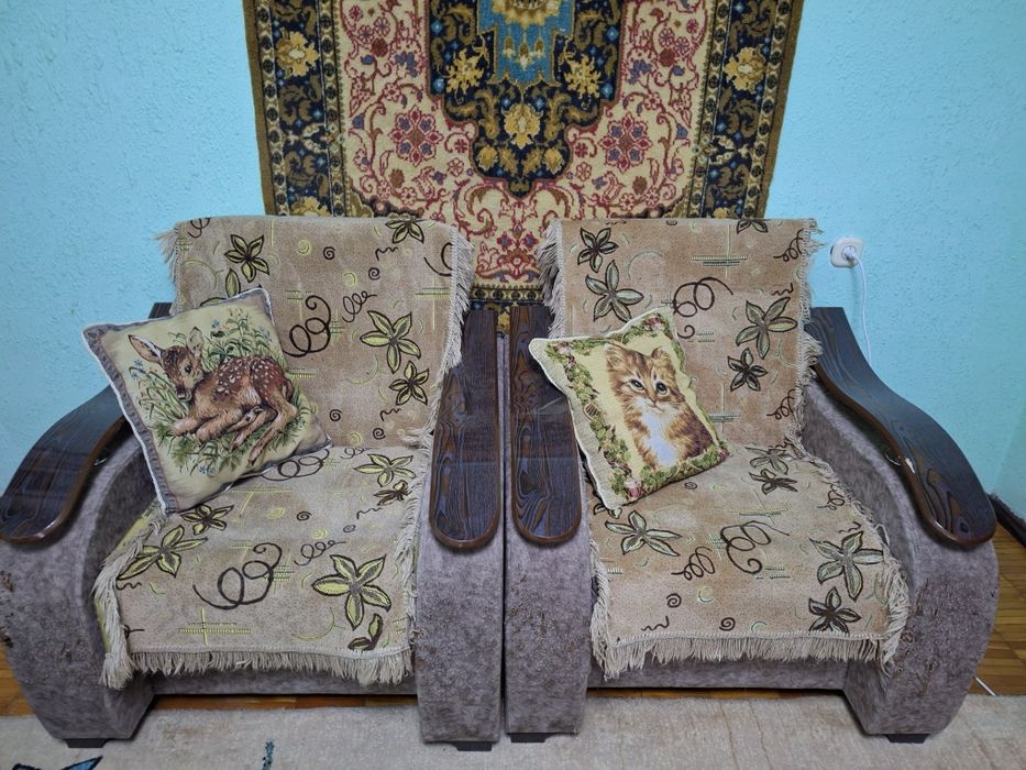 Диван и два кресла.