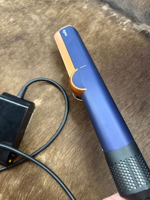 Продавам Dyson Airstrait